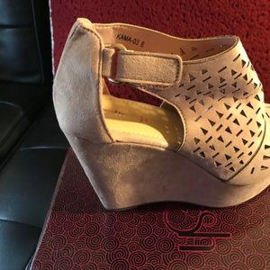 REFRESH WOMEN SIZE 8 PEACH COLOR 4 INCH WEDGE SHOE